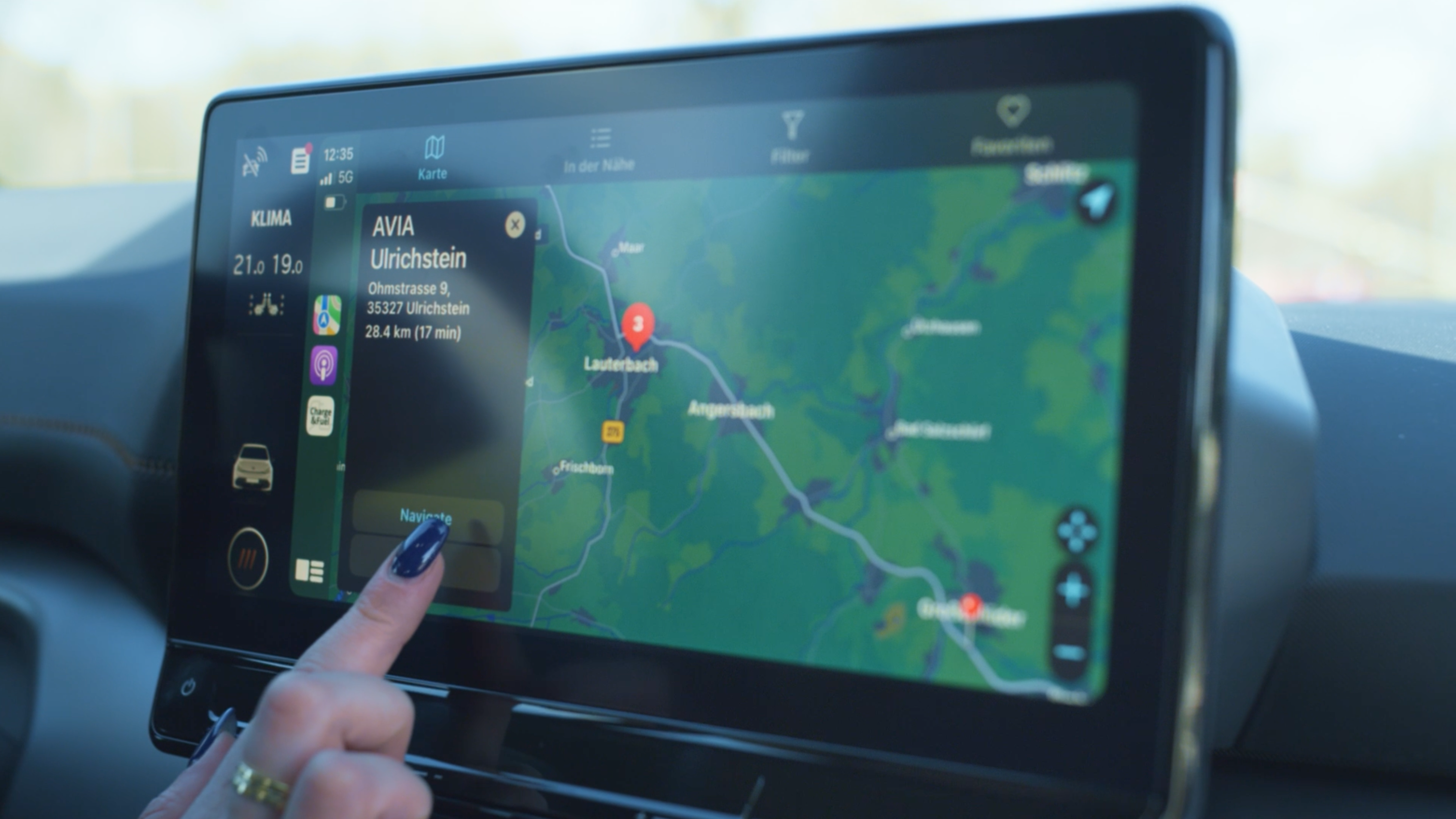 Der Weg zur nächsten Ladesäule auf dem Navigations Display