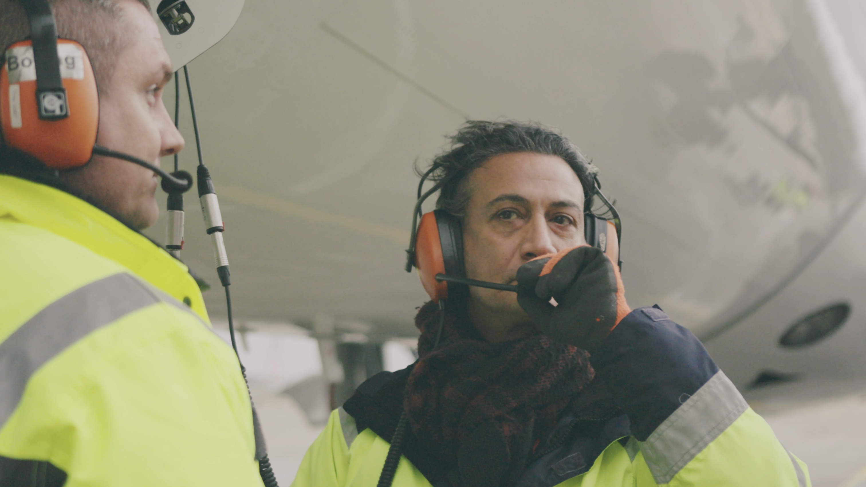 Ground Handler spricht mit dem Kapitän des Flugzeugs