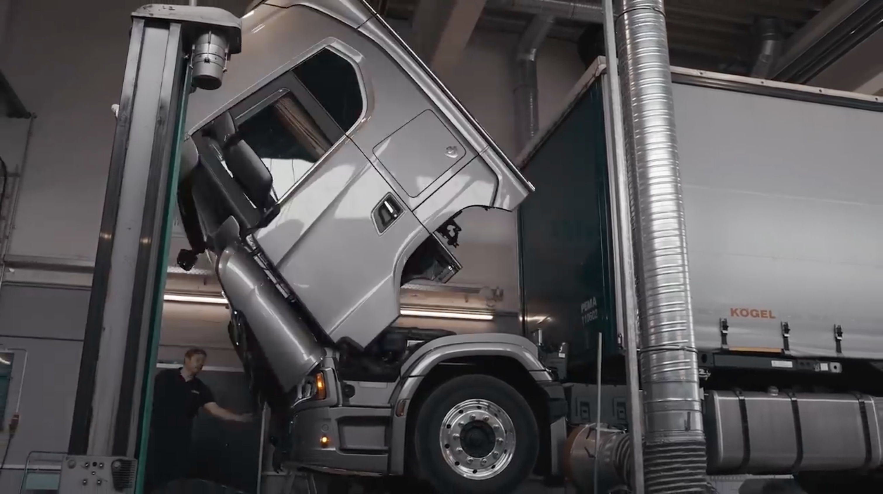 Scania 770s V8 LKW Fahrerkabine wird angehoben, um an den Motor zu kommen