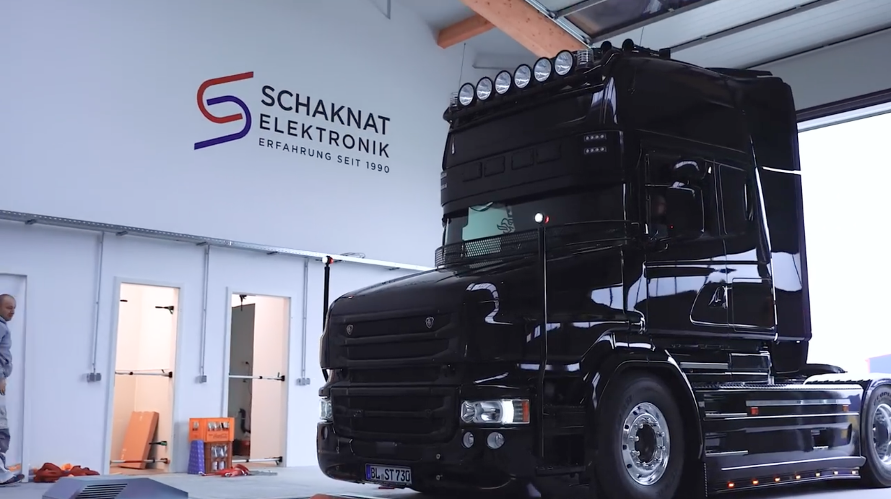 Scania T730 LKW fährt auf einen Prüfstand