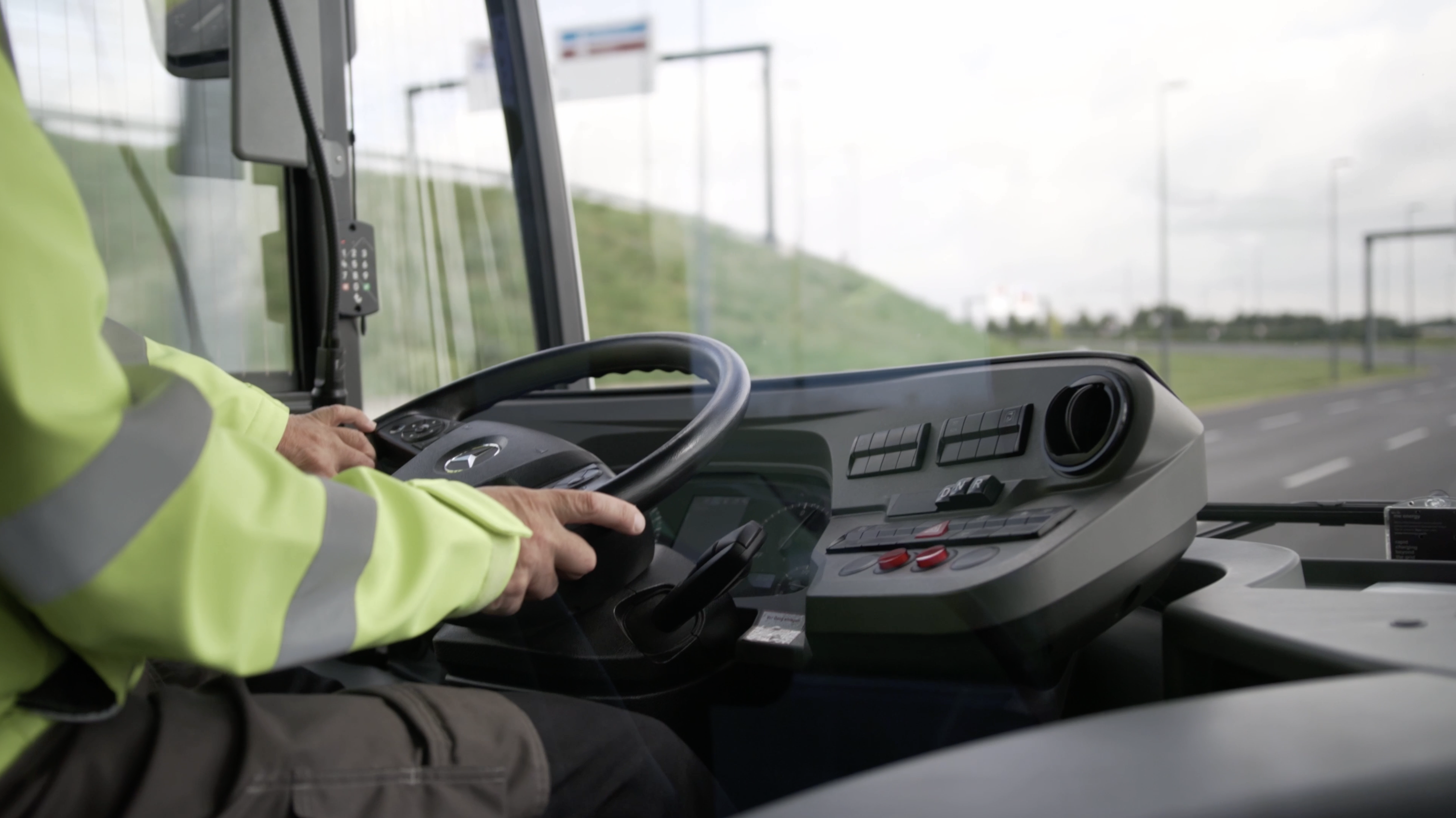 Busfahrer fährt mit E-Bus