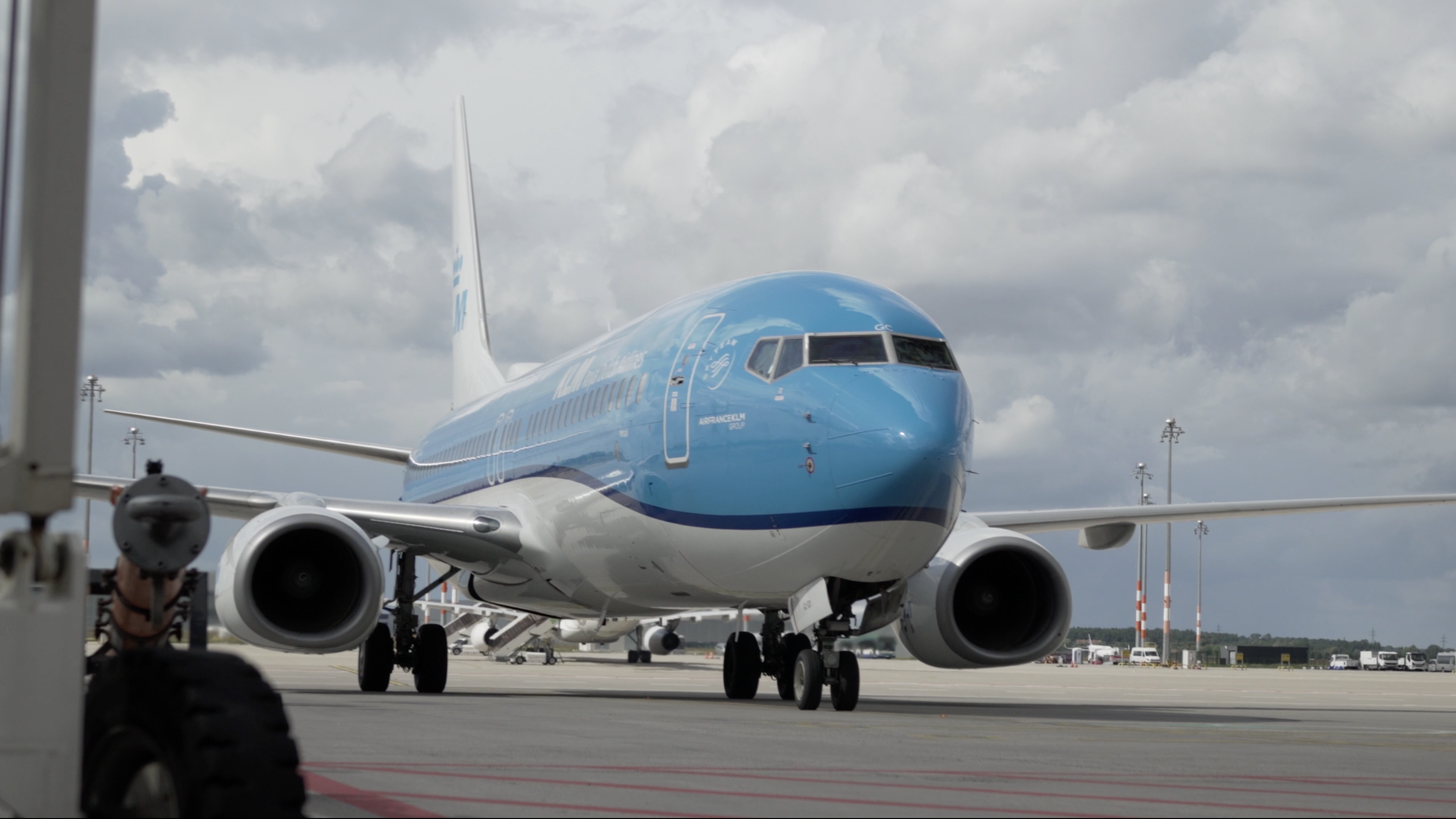 KLM Flugzeug fährt zum Gate