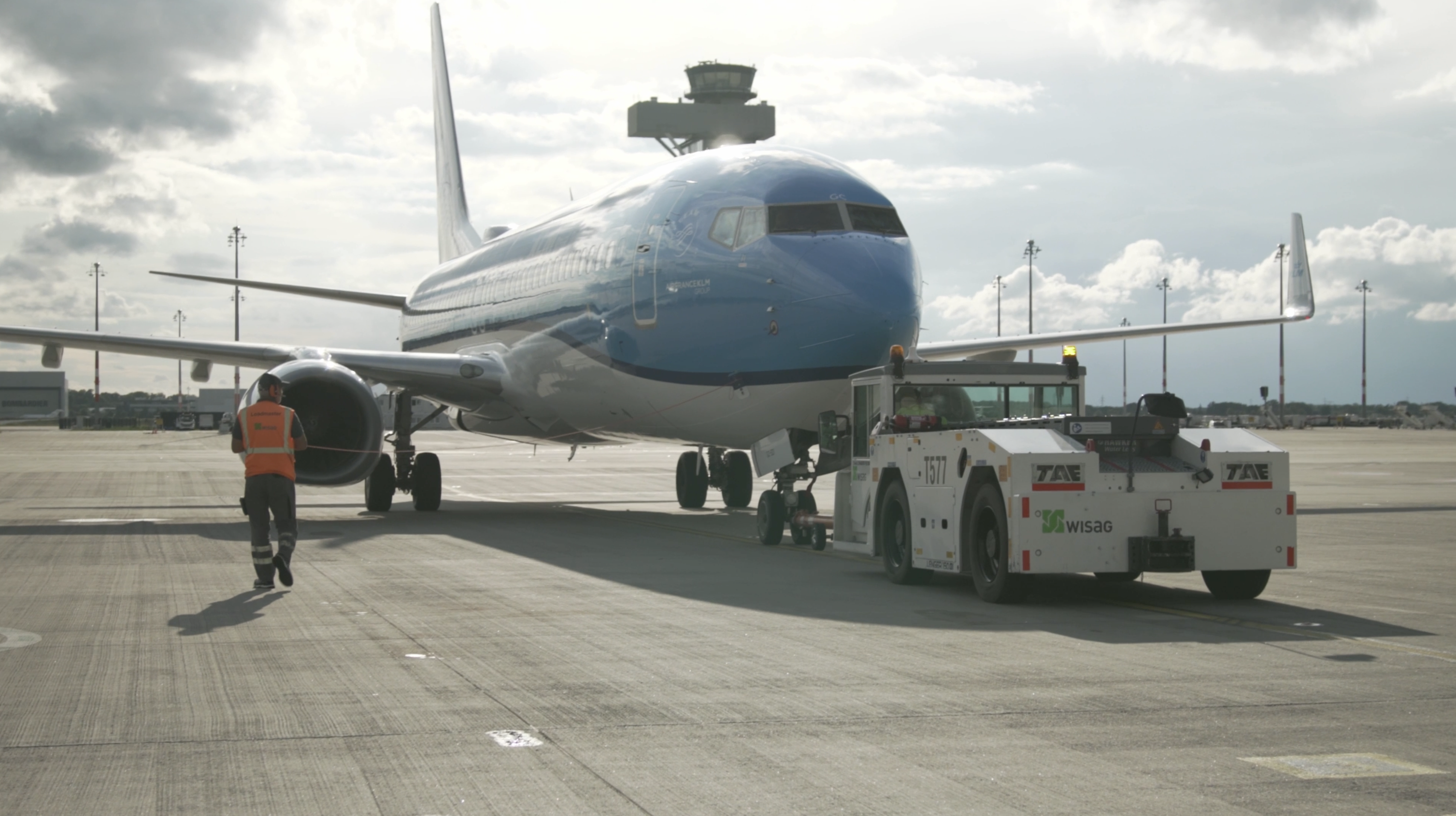 Bildschirmfoto 2024-10-23 um 00.21.21 Flugzeug wird mit Pushback Fahrzeug auf das Rollfeld gefahren