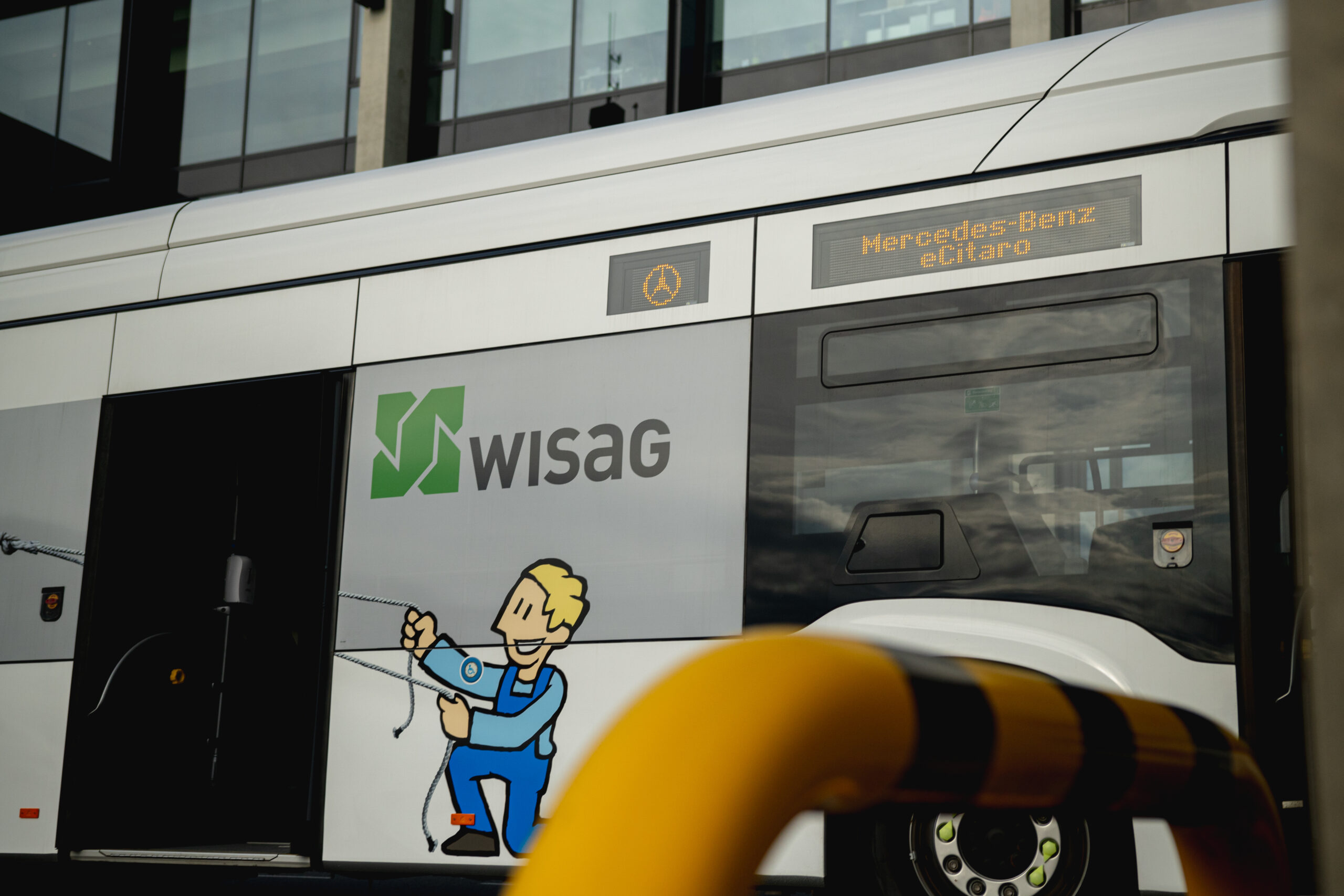 Elektro Bus von WISAG am Flughafen BER Berlin Brandenburg