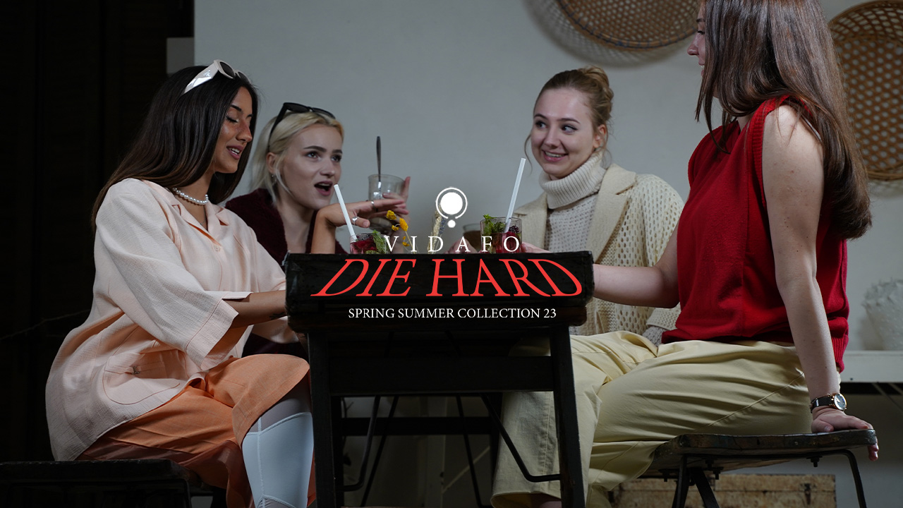 VIDAFO - DIE HARD COLLECTION - Vier Models sitzen in einer Bar und trinken in der Kollektion